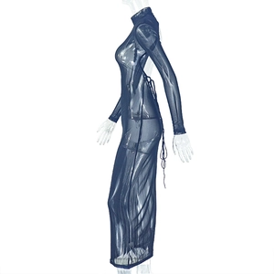 Détail de robe en maille à col montant avec lacets latéraux et manches transparentes