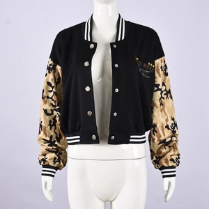 Dettaglio della giacca varsity corta color block con maniche mimetiche e stella ricamata