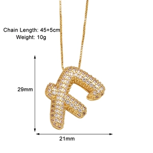Détail du pendentif lettre F dorée avec zircons roses et dimensions de 29x21mm