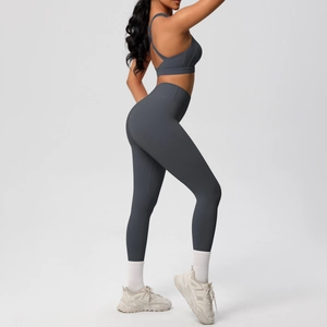 Vista lateral del conjunto deportivo con leggings de talle alto y sujetador gris oscuro