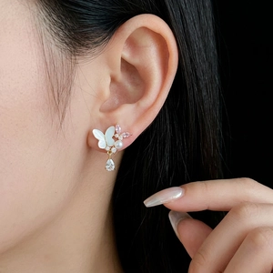 Boucles d'oreilles papillon dorées avec nacre, perles et pendentifs en zircone goutte