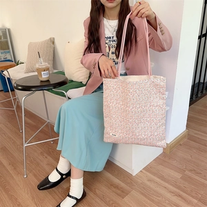 Détail du sac cabas floral en toile avec motif de fleurs roses et étiquette Sozakka