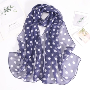 Dettaglio della sciarpa in chiffon blu navy a pois con texture leggera e traspirante