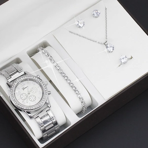 Elegant zilverkleurig dameshorloge en kristallen sieradenset in een luxe geschenkdoos