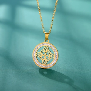 Détail du collier pendentif nœud de sorcière doré avec incrustation de zircone