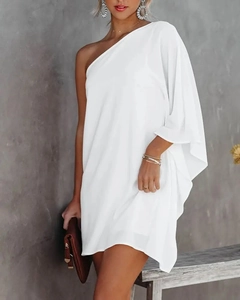 Détail d'une robe blanche asymétrique à épaule dénudée avec une coupe fluide et élégante