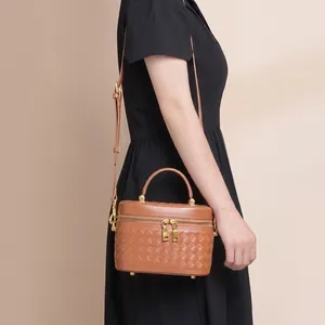Geflochtene Umhängetasche für Damen, schicke braune Lederhandtasche mit goldenen Beschlägen.