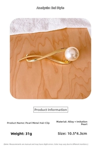 Detail view showing large white pearl inlay on golden alloy hair claw clip, 10.5cm length