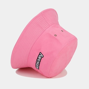 Détail du bob rose avec broderie blanche Awesome et œillet d'aération métallique
