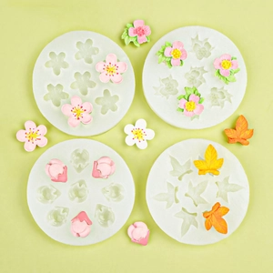 Détail de moules en silicone fleurs et feuilles pour savon, bougies et pâtisserie