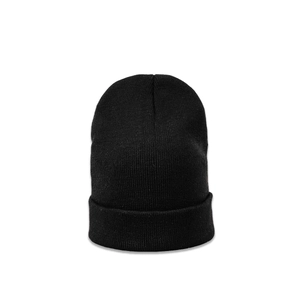 Gros plan sur la maille côtelée noire et le revers replié de ce bonnet d'hiver chaud