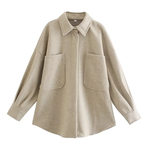 Détail de la veste chemise en laine beige avec poches à rabat et col chemise