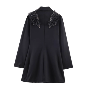 Robe blazer noire croisée avec fleurs 3D et chaînes de strass décoratives sur les épaules