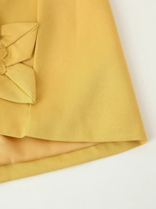 Détail du tissu sergé jaune avec une décoration de nœud en relief faite à la main