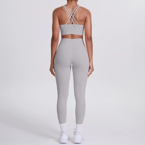 Détail du soutien-gorge de sport dos croisé et du legging taille haute gris clair