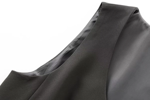 Détail du gilet de costume gris pour hommes montrant le tissu sergé et la couture