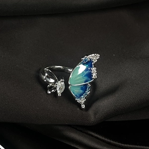 Dettaglio anello a farfalla in argento con smalto blu e intarsio in zirconi lucidi