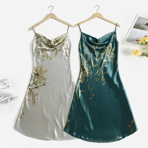 Nuisette en satin imprimé floral en gris argent et vert foncé, style soie douce