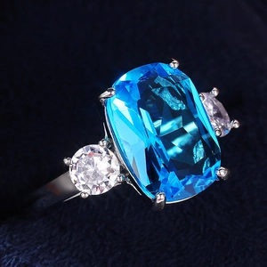 Bague de mariage élégante avec zircon bleu rectangulaire et monture en argent brillant