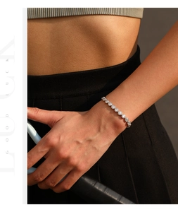 Detail van de VVS1 Moissanite tennisarmband om de pols met zilveren bubbelzetting stenen