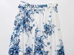Gros plan sur la taille haute de la jupe florale avec ceinture assortie et motifs