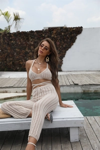 Primer plano detallado del top de bikini de ganchillo beige y pantalón de punto calado