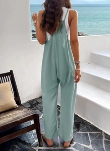 Détail d'une combinaison sans manches vert sarcelle avec jambe large pour un style d'été