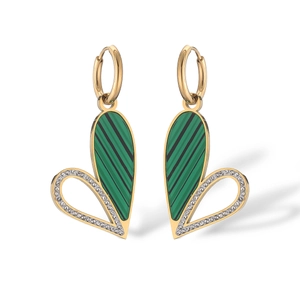 Dettaglio di orecchini a cuore in oro con malachite verde e pavé di cristalli lucenti