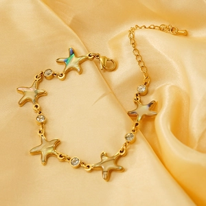 Starfish charm bracelet in 18K gold plated titanium steel with shimmering seashell inlay