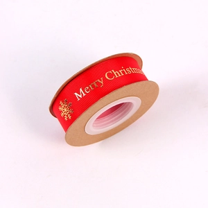 Rood 2,5 cm kerstlint met gouden Merry Christmas foliedruk op een witte achtergrond