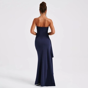 Detailansicht des tiefblauen Satin-Abendkleids mit elegantem Falten-Design am Rücken