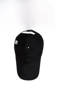 Vue détaillée de la casquette noire avec boucle métallique réglable et œillets de ventilation