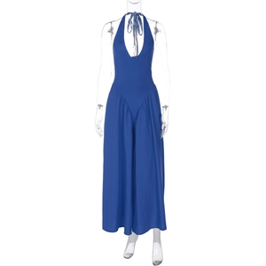 Detail eines blauen rückenfreien Halter-Jumpsuits mit tiefem V-Ausschnitt und weitem Bein
