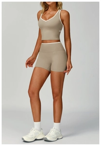 Dettaglio del reggiseno yoga a V e pantaloncini a vita alta con bordi a contrasto