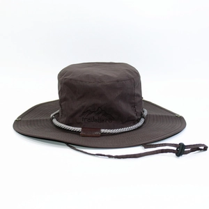 Cappello da sole marrone scuro traspirante per esterno con tesa larga e cinturino