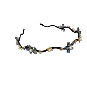 Exquisiter gewellter Metallhaarreif mit blauen Kristallblumen und weißen Perlen für Damen