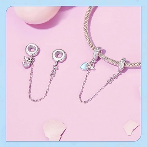 Détail de la chaîne de sécurité en argent S925 avec pendentif coeur sur bracelet