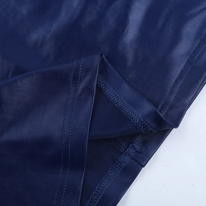 Dettaglio della cucitura overlock sull'orlo di un abito in raso blu scuro