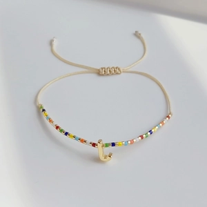 Details von Boho-Perlenarmband mit verstellbarer Kordel und goldenem L-Anhänger