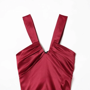 Élégante robe nuisette en satin bordeaux avec col drapé et texture soyeuse et brillante
