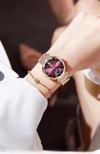 Détail d'un coffret montre or rose de luxe avec cadran lune-étoile et bracelet