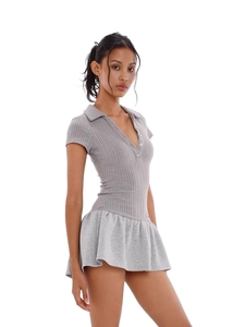 Détail de la robe polo grise en maille côtelée avec patte de boutonnage et jupe plissée
