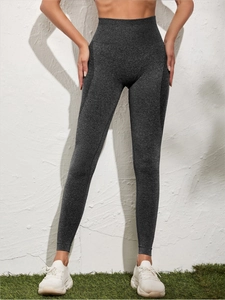 Détail du legging de yoga sans couture taille haute en maille gris anthracite