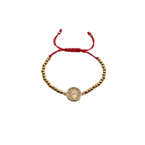 Ethno-Armband im Boho-Stil mit roter Flechtschnur, Goldperlen und religiösem Anhänger