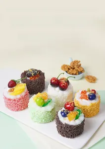 Detailansicht von sechs verschiedenen künstlichen Obst-Mousse-Kuchen-Modellen für Fotorequisiten