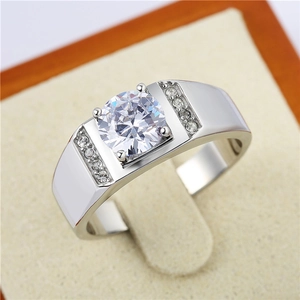 Gros plan d'une bague large pour homme en métal argenté avec un grand oxyde de zirconium