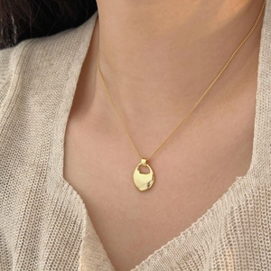 Minimalist irregular waterdrop gold pendant necklace on model with elegant style