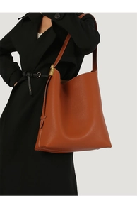 Detailaufnahme der großen hobo handtasche aus karamellbraunem leder mit lychee maserung