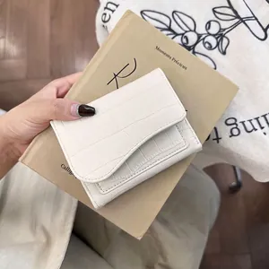 Portafoglio da donna bianco in ecopelle con trama a coccodrillo e design a tre ante