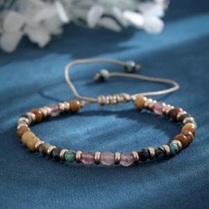 Bracciale artigianale in pietre naturali con cordino regolabile e dettagli in metallo